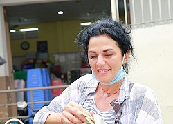 "Cô Tây hot girl" bán bánh dạo ở phố Sài Gòn: Tôi thích phở, cà phê và bánh mỳ