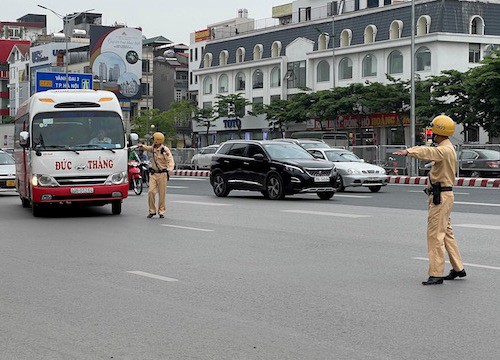 Hà Nội: Xe khách lao vào cảnh sát giao thông, tăng ga bỏ chạy