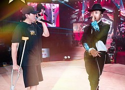 Karik chống nạng đi tổng duyệt concert "Rap Việt" sau tai nạn sân khấu