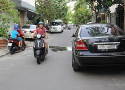 Thấy xe máy lạ đỗ trước cửa nhà, người phụ nữ có pha xử lý khiến chủ xe "tức không thể nói gì"