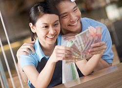 Mẹ chồng đòi giữ thẻ lương của con trai, nàng dâu ngoan ngoãn đồng ý rồi "tính khôn", song cách làm của cô lại gây tranh cãi