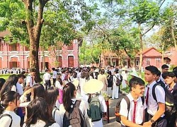 Nên trả lại chiếc "roi" cho người thầy