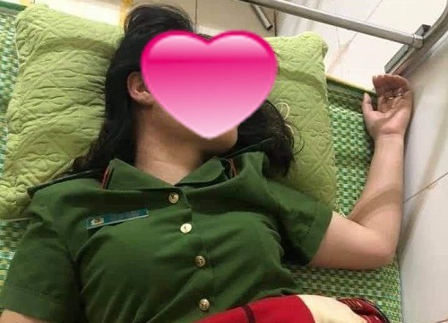Nữ cán bộ kiệt sức vì liên tục thức xuyên đêm hỗ trợ làm căn cước