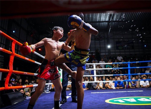 Bé Thái Lan 9 tuổi thi đấu kickboxing nuôi gia đình