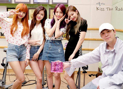 BLACKPINK bị tố "hát nhép" vì sự cố giật mic của Jennie?