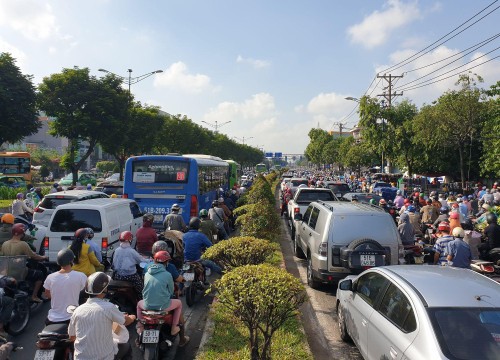 CSGT lý giải nguyên nhân cửa ngõ TPHCM ùn tắc kinh hoàng sáng 13/4