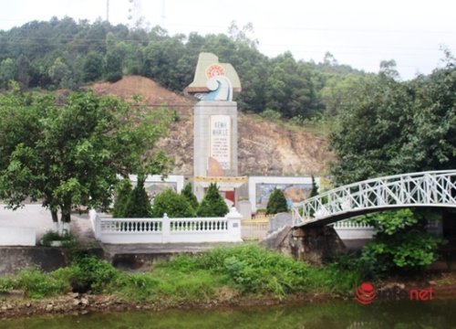 Dòng nước "nhuộm đen" kênh Nhà Lê: Lấy 3 mẫu nước để phân tích