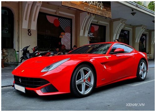 Ferrari F12 Berlinetta độ ống xả "hàng thửa", đỏ rực phố Sài Gòn