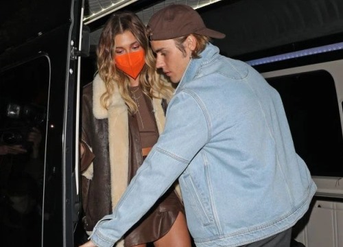 Hailey từng bị paparazzi cố ý chụp ảnh "lộ hàng", hé lộ luôn nguyên nhân Justin Bieber luôn kè kè ở bên để bảo vệ cô