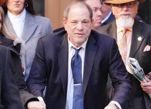 Harvey Weinstein bị mù, gãy 4 răng khi ở tù