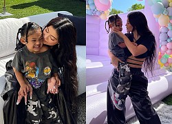 Kylie Jenner âu yếm "công chúa nhỏ" trong tiệc sinh nhật cháu gái