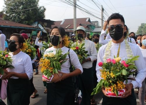 Người Myanmar biểu tình trong im lặng