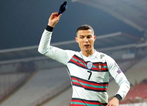 Trọng tài khiến Ronaldo ném băng đội trưởng bị loại khỏi Euro 2020