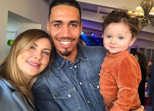 Chris Smalling bị cướp dí súng trước mặt vợ con