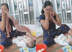 Clip: Hết ngày ở cữ, bà ngoại vừa tắm cho cháu, vừa sụt sịt khóc vì thương con nhớ cháu