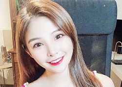 Đăng ảnh selfie mặc như không mặc, nàng hot girl khiến CĐM hoảng hốt với vòng một suýt &quot;rơi ra ngoài&quot;