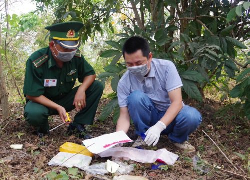 Hai người bỏ lại túi xách chứa 12.000 viên ma túy