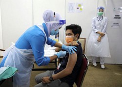 Hàng trăm nhân viên y tế Malaysia nhiễm COVID sau khi tiêm vaccine