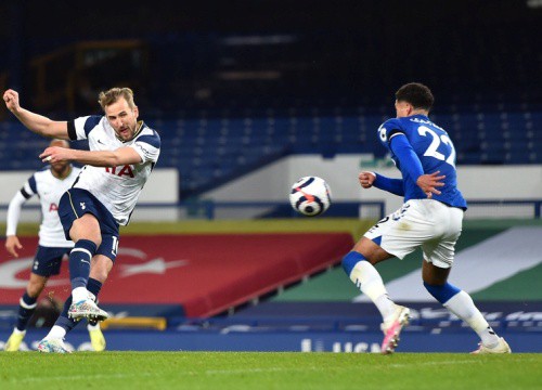 Kane cứu Tottenham thoát thua trước Everton