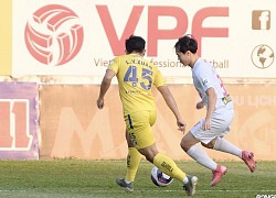 Mất penalty, Văn Toàn còn bị trọng tài phạt thẻ vàng cảnh cáo