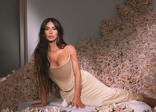 Kim Kardashian tích cực tung ảnh gợi cảm sau khi "lên chức" tỷ phú