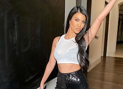 Kourtney Kardashian trang điểm màu nude tinh tế đi chơi cùng các chị em gái