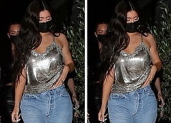 Kylie Jenner nóng bỏng đi ăn tối cùng bạn thân