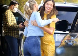 Miranda Kerr hiếm hoi xuất hiện sau khi sinh con! Vùng bụng dưới lộ ngấn mỡ, vẫn không quên bán sản phẩm của chính mình