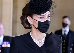 Xem trang phục của Kate Middleton trong tang lễ Hoàng tế Philip, để thấy cô được lòng Nữ hoàng Anh như thế nào