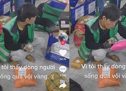 Xót xa nam shipper ăn vội, tranh thủ soạn đơn cho kịp giờ giao hàng