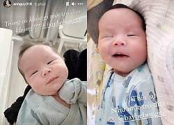 An Nguy xem ảnh em bé nhà người ta thấy cute quá, nhìn sang bé nhà mình cười liền cảm thán: Như một trò đùa!