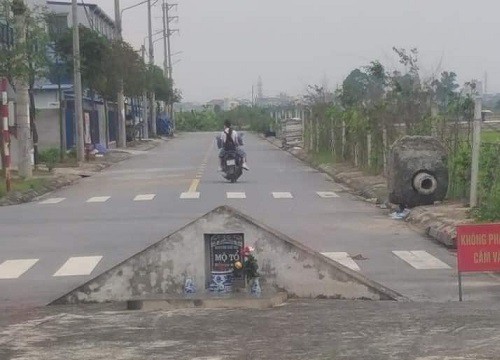 Bia đá "mọc" lên giữa đường, tới gần nhiều người thất kinh vì dòng chữ trên đó