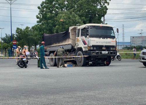 Bình Dương: Đang dừng đèn đỏ, hai người ngồi trên xe máy bị xe ben tông