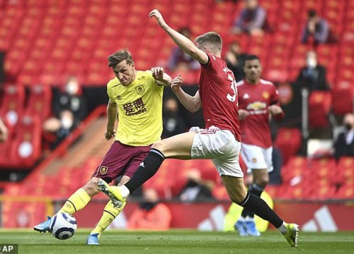 Bùng nổ 10 phút cuối, MU đánh bại Burnley