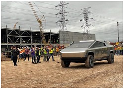 Elon Musk lái Cybertruck đến nhà máy Tesla ở Texas