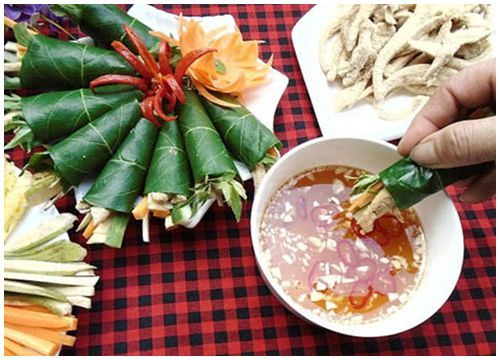 Làm nem tai cuốn lá sung thơm ngon, bùi bùi chua cay