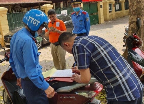 Liên ngành quận Hoàn Kiếm xuống đường "trảm" ô tô đỗ, dừng trên phố cổ