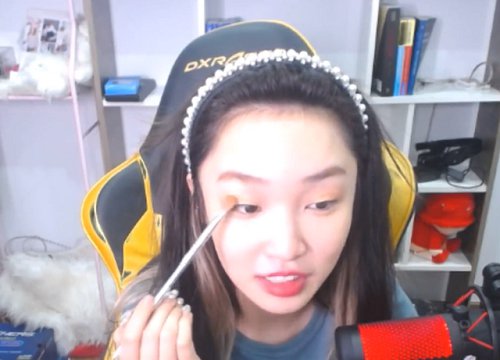 Livestream "mặt mộc" makeup trên sóng, nữ streamer Tốc Chiến tự hào khoe "bộ phận" này