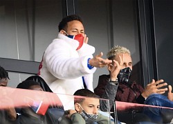 Neymar khoác áo lông đi cổ vũ đồng đội