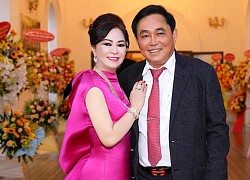 Ông Huỳnh Uy Dũng phát sóng trực tiếp cùng vợ, chia sẻ về chuyện vợ mình nói ra từ "đám nghệ sĩ" không phải là xem thường, mà là mong họ nói ra tiếng lòng