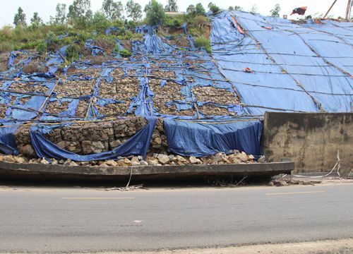 Quảng Nam: Taluy dương sạt lở trôi xuống QL14, đe dọa người đi đường