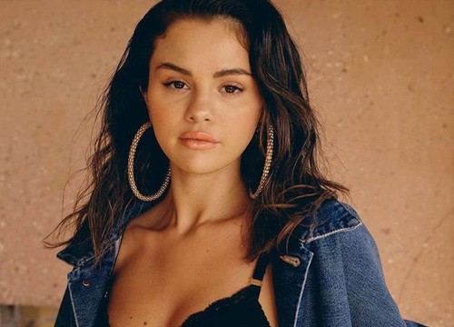 Selena Gomez có hình xăm mới ở xương quai xanh