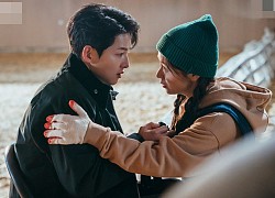 Song Joong Ki dùng tay che tai cho mỹ nhân Vincenzo, dân tình đòi "đẩy thuyền" bất chấp