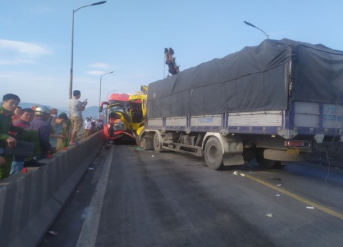 Tai nạn nghiêm trọng trên cầu Gianh, 2 người thương vong, ách tắc nhiều giờ