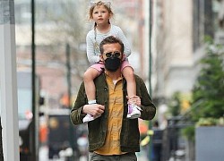 Tài tử Ryan Reynolds kiệu con gái dạo phố