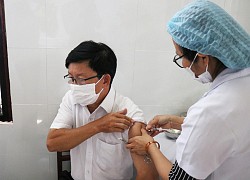 Thừa Thiên Huế tiêm vaccine phòng Covid-19 cho nhân viên y tế