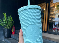 Trên tay chiếc bình Starbucks hot nhất hôm nay: Màu nổi bần bật với phiên bản giới hạn, bảo sao dân tình xếp hàng từ 4h sáng!