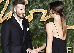 Vợ chồng Becks mặc đồ đôi, nhìn nhau tình tứ