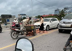 Xe xích lô chế chở gạch tông móp đầu Mercedes, nữ tài xế khoanh tay bất lực nhìn hiện trường