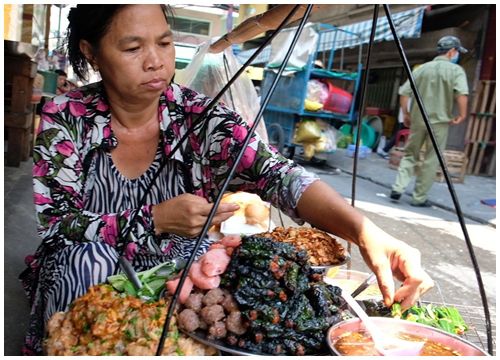 35 năm bánh mì bò lá lốt chị Lan thơm nức xóm Chiếu